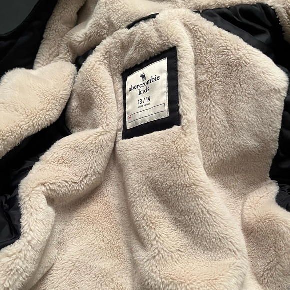 Kids size 13/14 Abercrombie jacket. - Picture 6 of 10